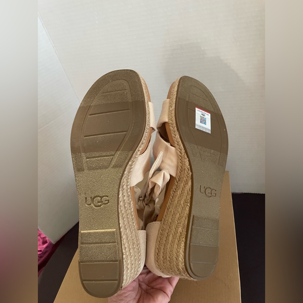 UGG Women's Yarrow Sandals size 9 Bnib - Picture 7 of 12